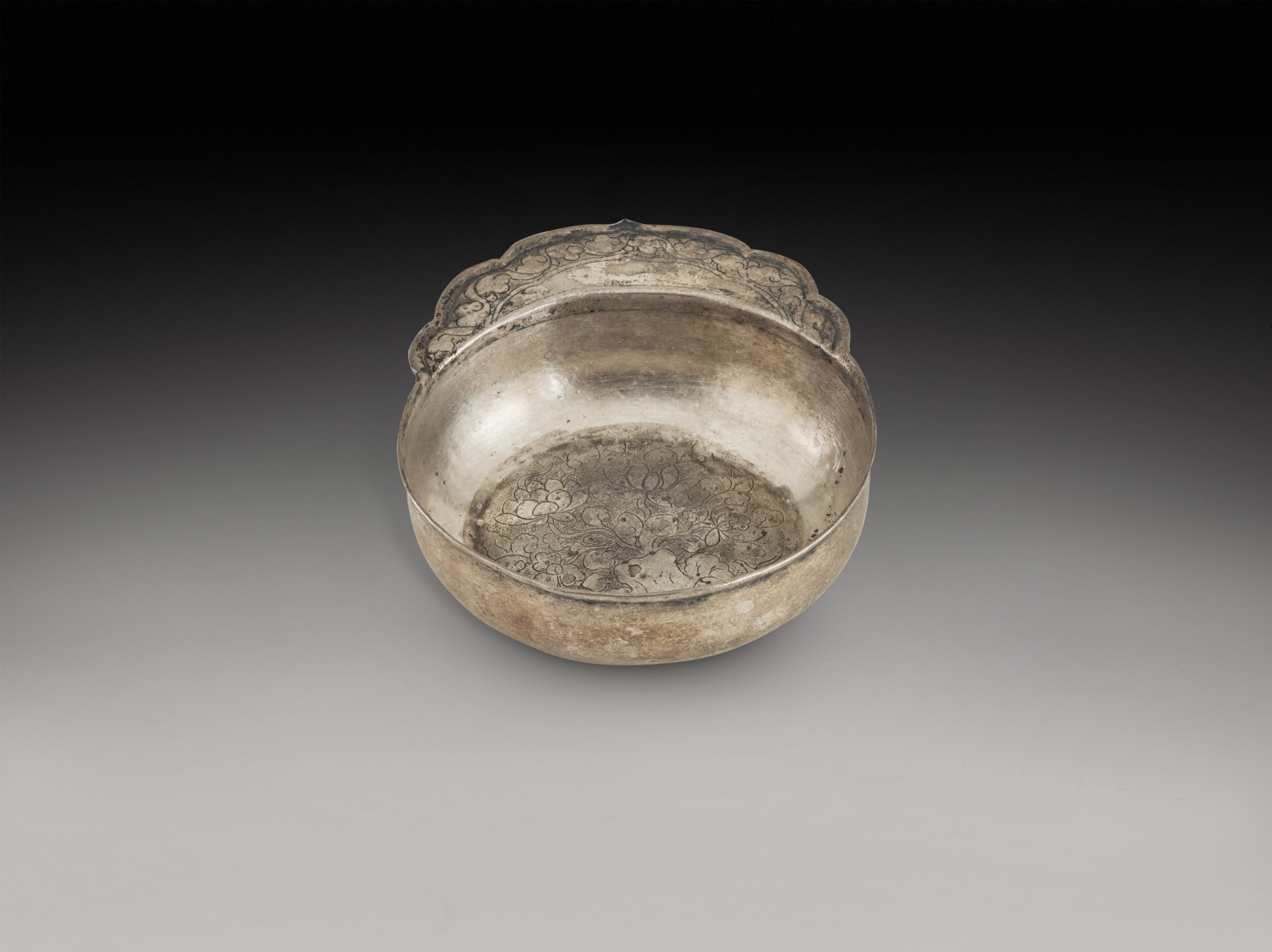 An engraved silver handled cup, Northern Song dynasty | 北宋 銀單把盃 - Image 4 of 5
