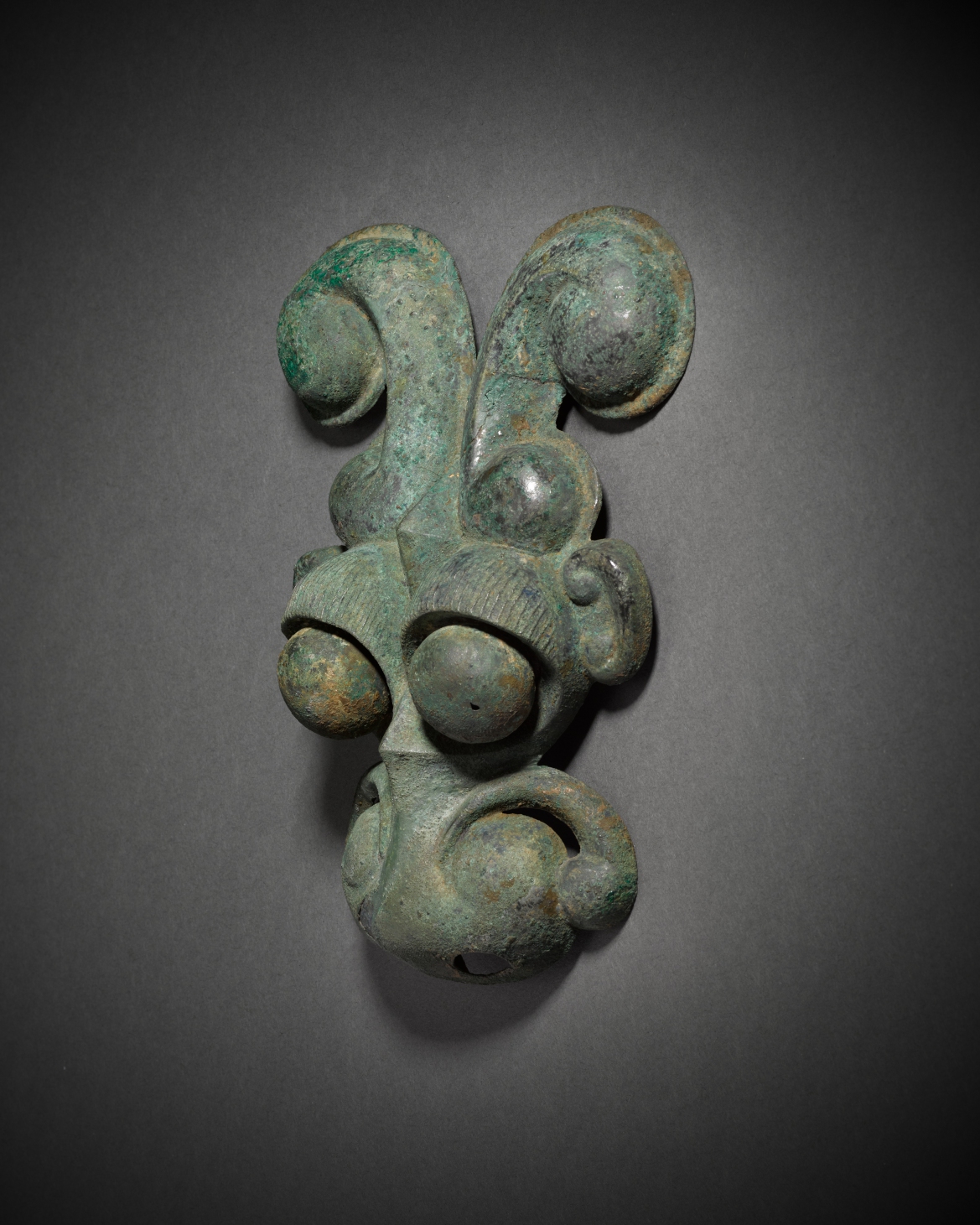An archaic bronze mask, late Shang / early Western Zhou dynasty | 商末 / 西周 獸型青銅面具 - Image 2 of 4