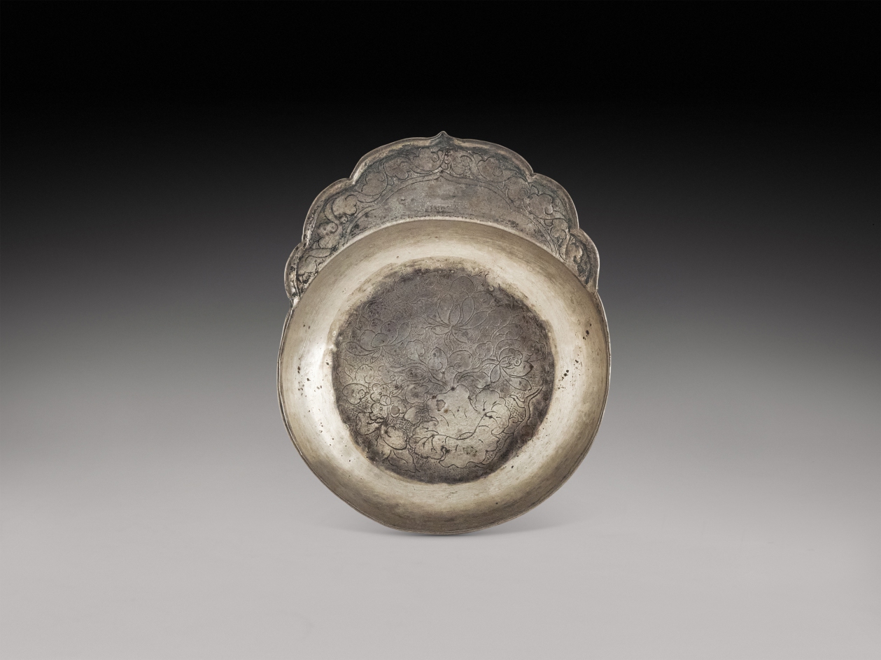An engraved silver handled cup, Northern Song dynasty | 北宋 銀單把盃 - Image 2 of 5