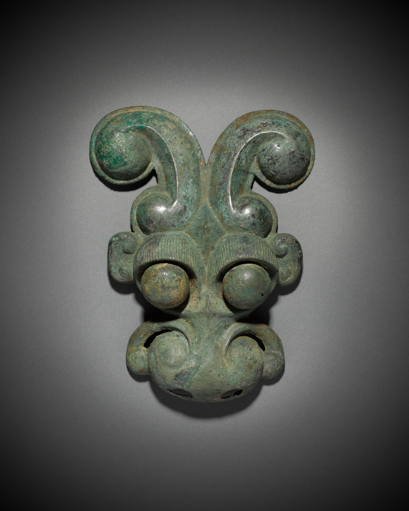 An archaic bronze mask, late Shang / early Western Zhou dynasty | 商末 / 西周 獸型青銅面具