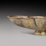 A rare parcel-gilt silver octofoil dish, Tang dynasty | &#21776; &#23616;&#37096;&#37775;&#37329;&#3
