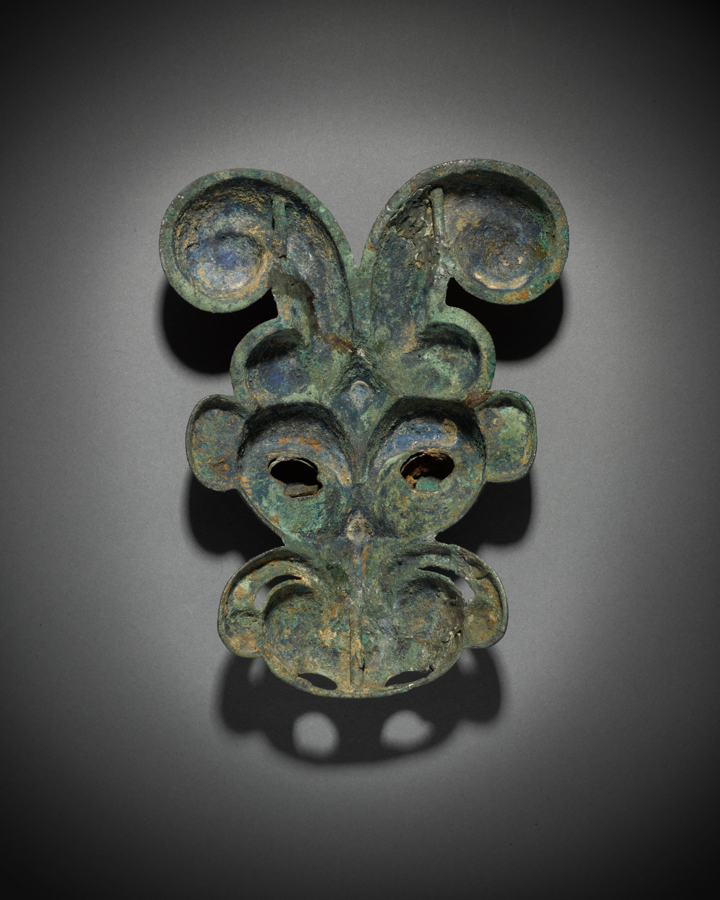 An archaic bronze mask, late Shang / early Western Zhou dynasty | 商末 / 西周 獸型青銅面具 - Image 4 of 4