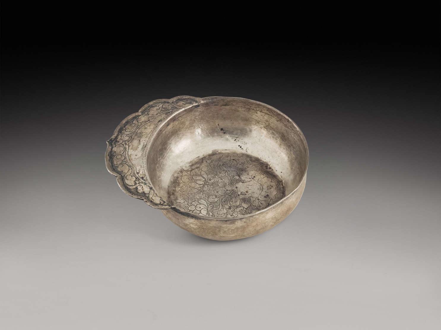 An engraved silver handled cup, Northern Song dynasty | 北宋 銀單把盃 - Image 3 of 5