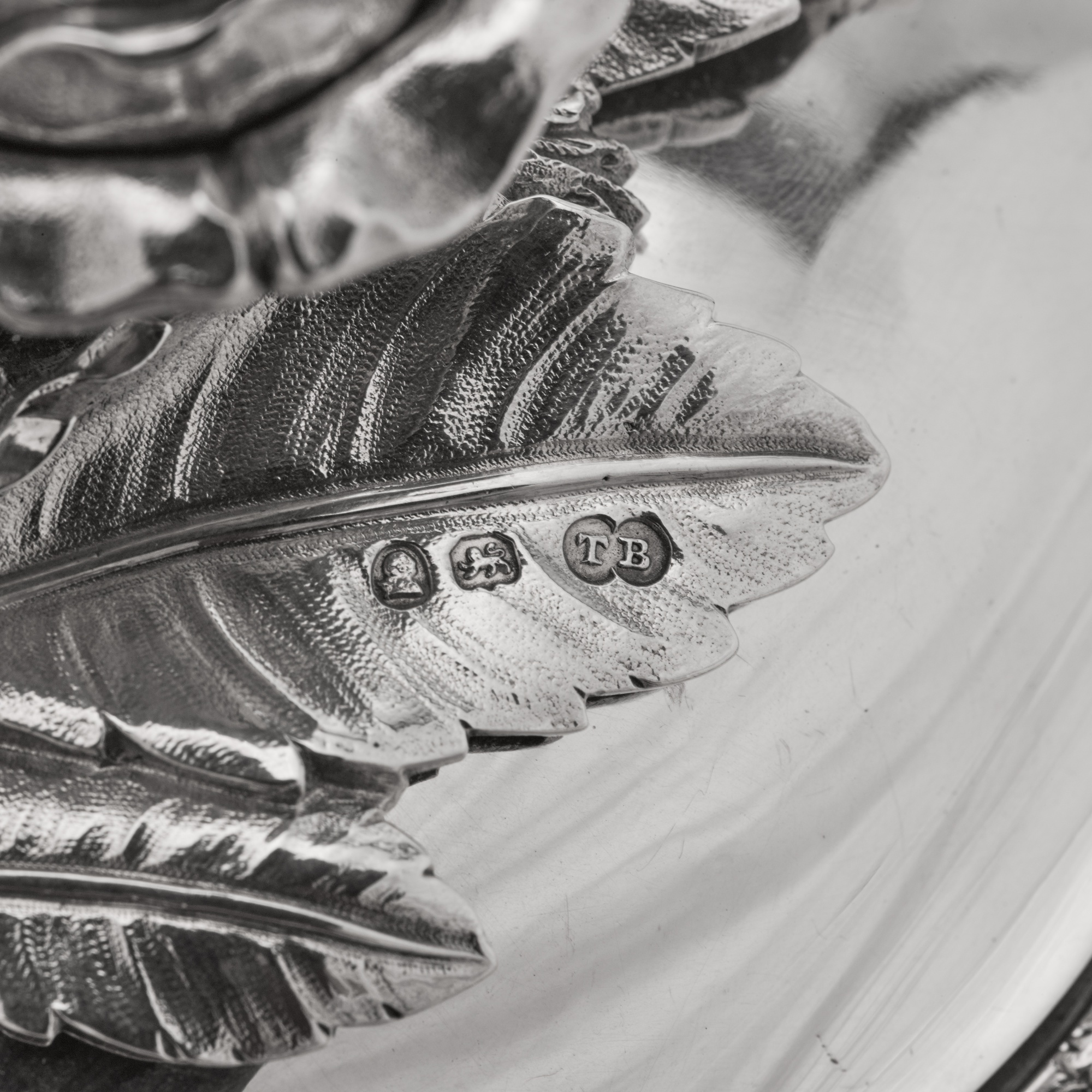 A pair of George IV silver entrée dishes, Thomas Burwash, London, 1821 - Image 5 of 5