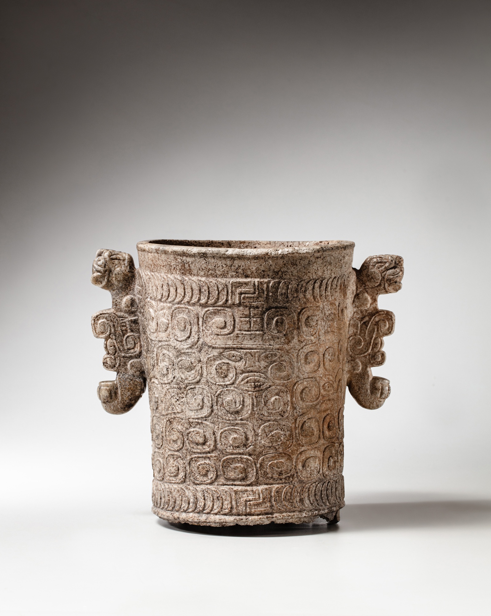 Vase en marbre, Vall&#233;e d'Ulua, ca. 800 - 1100 ap. J-C. | Ceremonial Mayan Marble Feasting Vesse