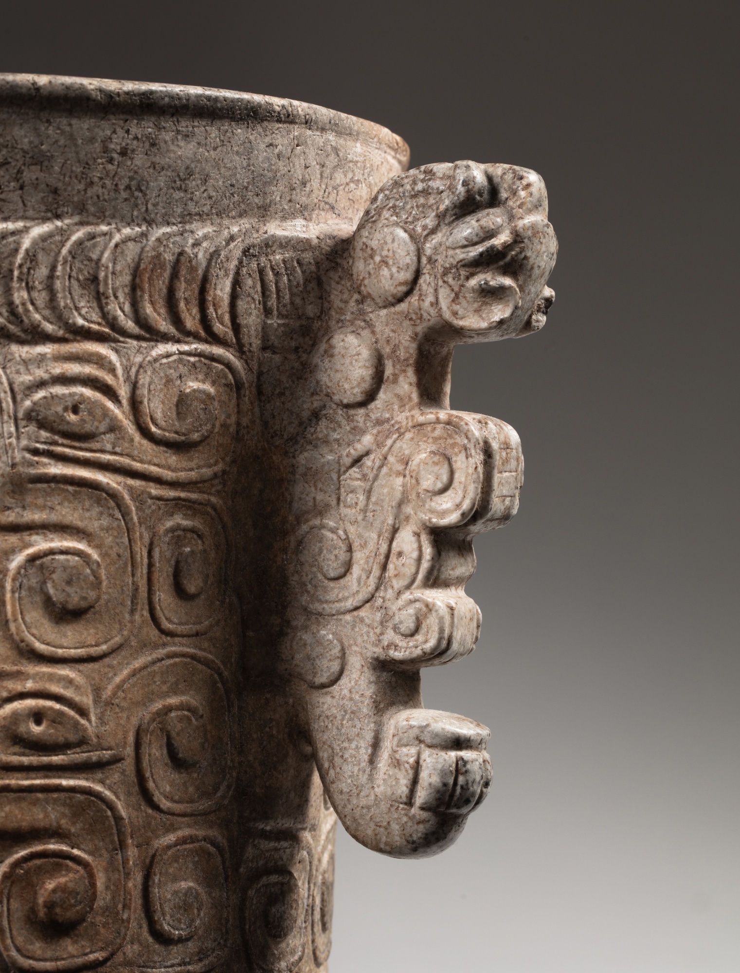 Vase en marbre, Vall&#233;e d'Ulua, ca. 800 - 1100 ap. J-C. | Ceremonial Mayan Marble Feasting Vesse - Image 5 of 6