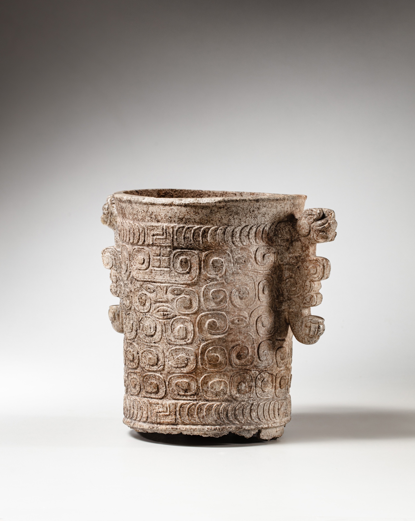 Vase en marbre, Vall&#233;e d'Ulua, ca. 800 - 1100 ap. J-C. | Ceremonial Mayan Marble Feasting Vesse - Image 3 of 6