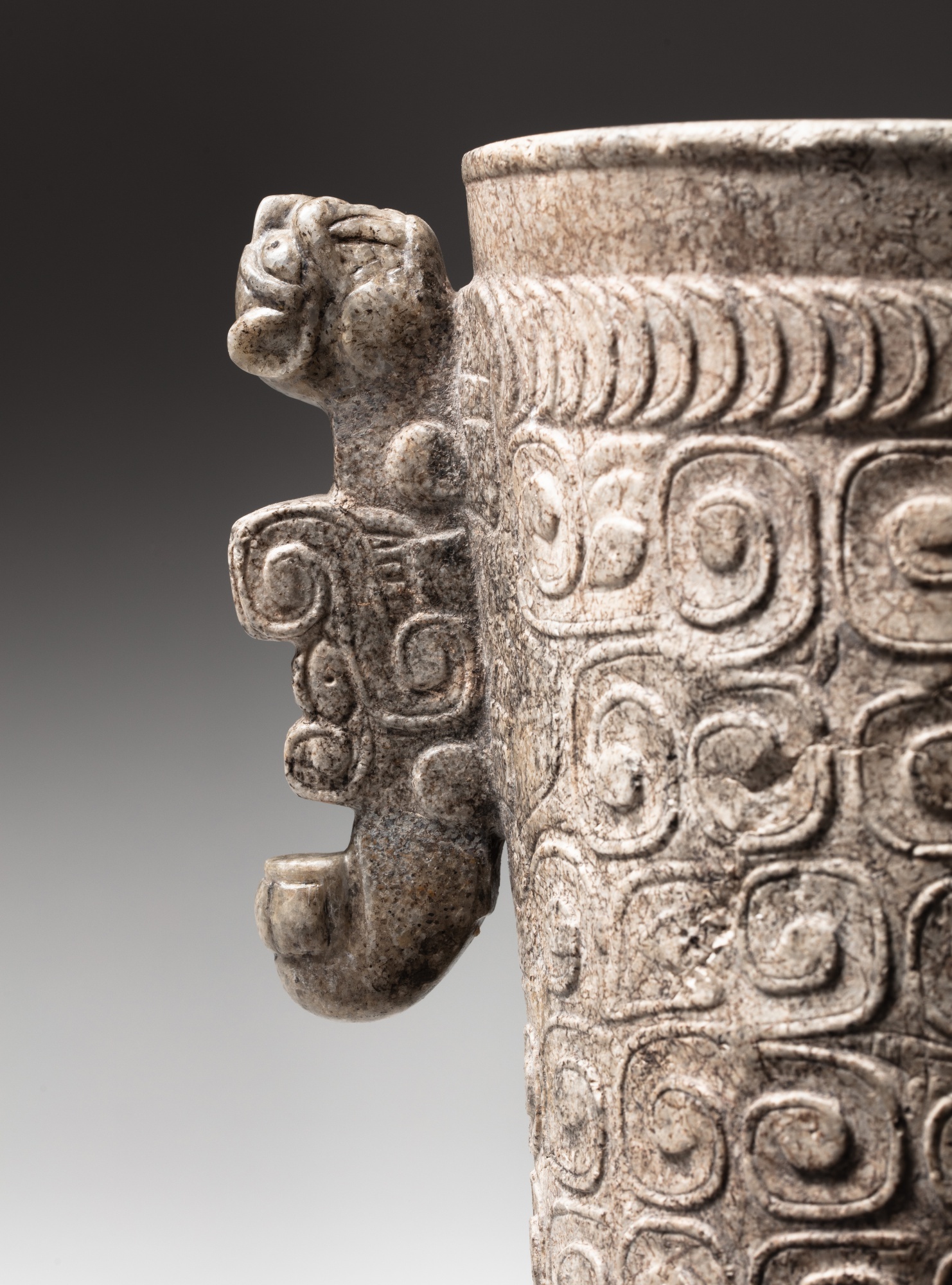 Vase en marbre, Vall&#233;e d'Ulua, ca. 800 - 1100 ap. J-C. | Ceremonial Mayan Marble Feasting Vesse - Image 6 of 6