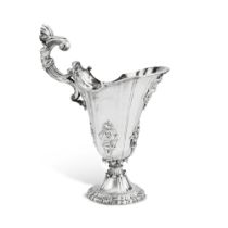 A silver ewer, apparently unmarked, probably Portugal 18th century | Aigui&#232;re en argent, appare