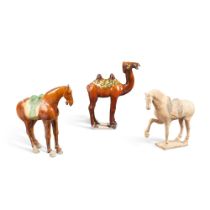 A group of three pottery figures of animals, Tang dynasty or later | Ensemble de trois animaux en te