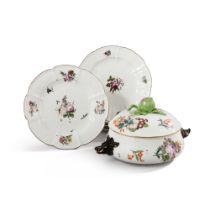 A Meissen porcelain covered tureen and five dinner plates, circa 1745 | Terrine couverte et cinq ass