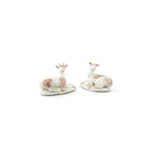 A pair of Derby porcelain deer and hind at rest, circa 1755 | Paire de daim et biche en porcelaine d