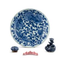 A group of a blue and white &#8216;finger citron and melon&#8217; dish and three scholar objects, Qi