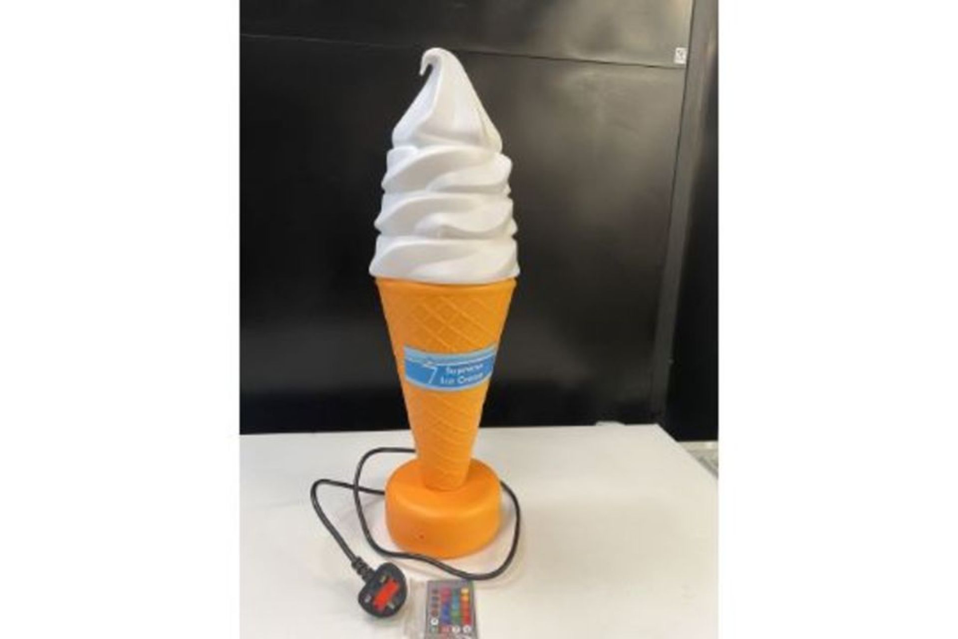 Illuminated ice cream cone display. - Image 7 of 9
