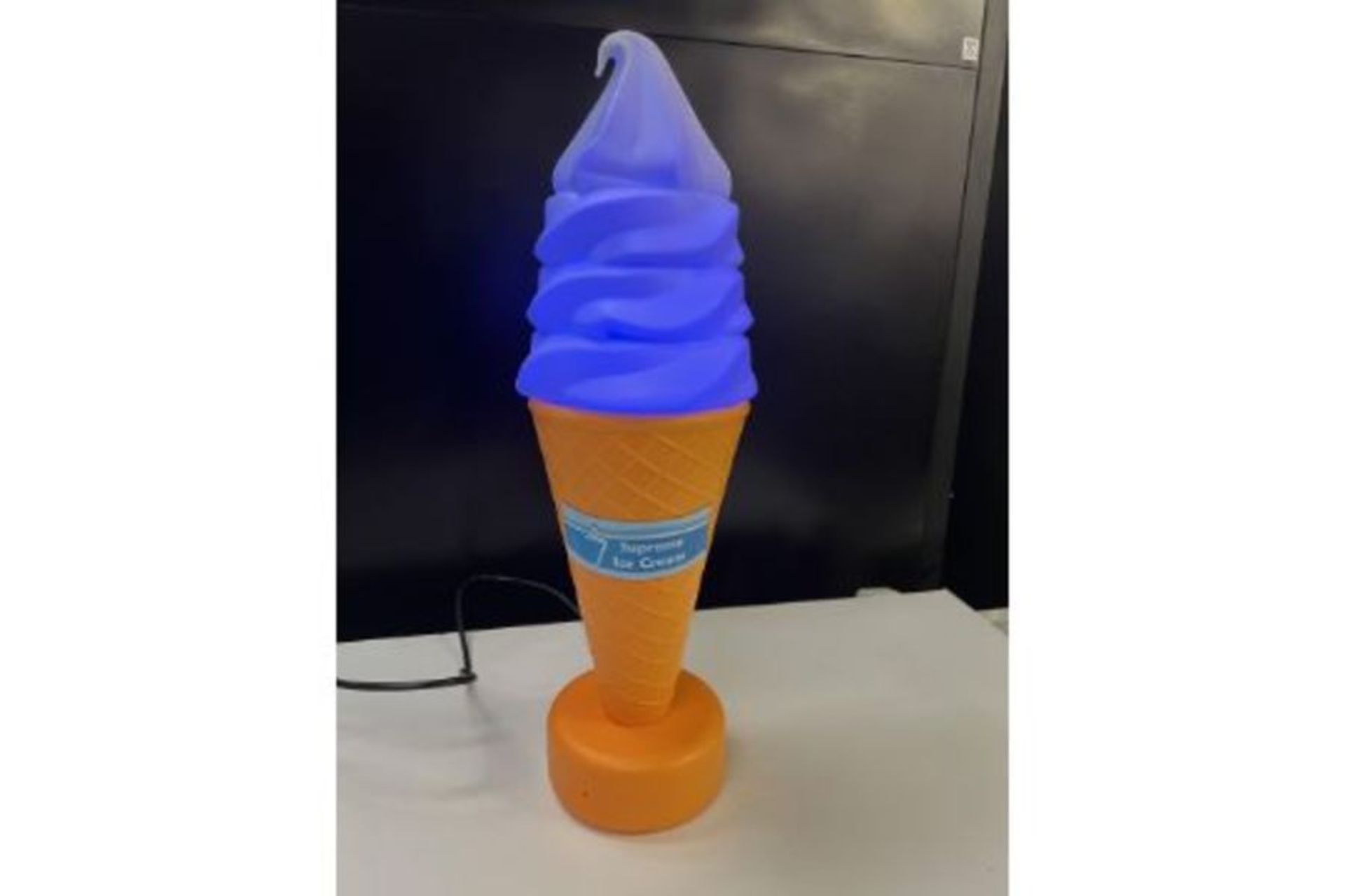 Illuminated ice cream cone display. - Image 4 of 9
