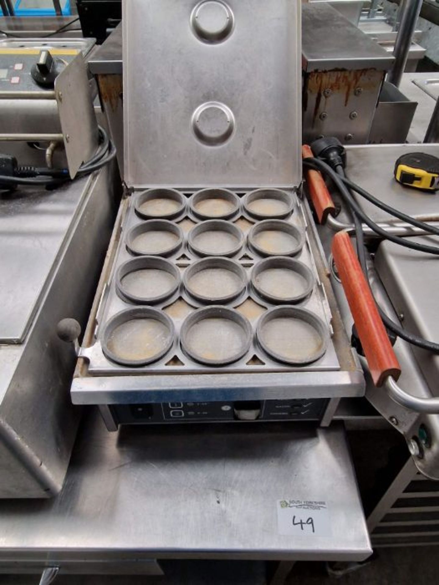 Roundup griddle with egg dividers. - Image 2 of 2
