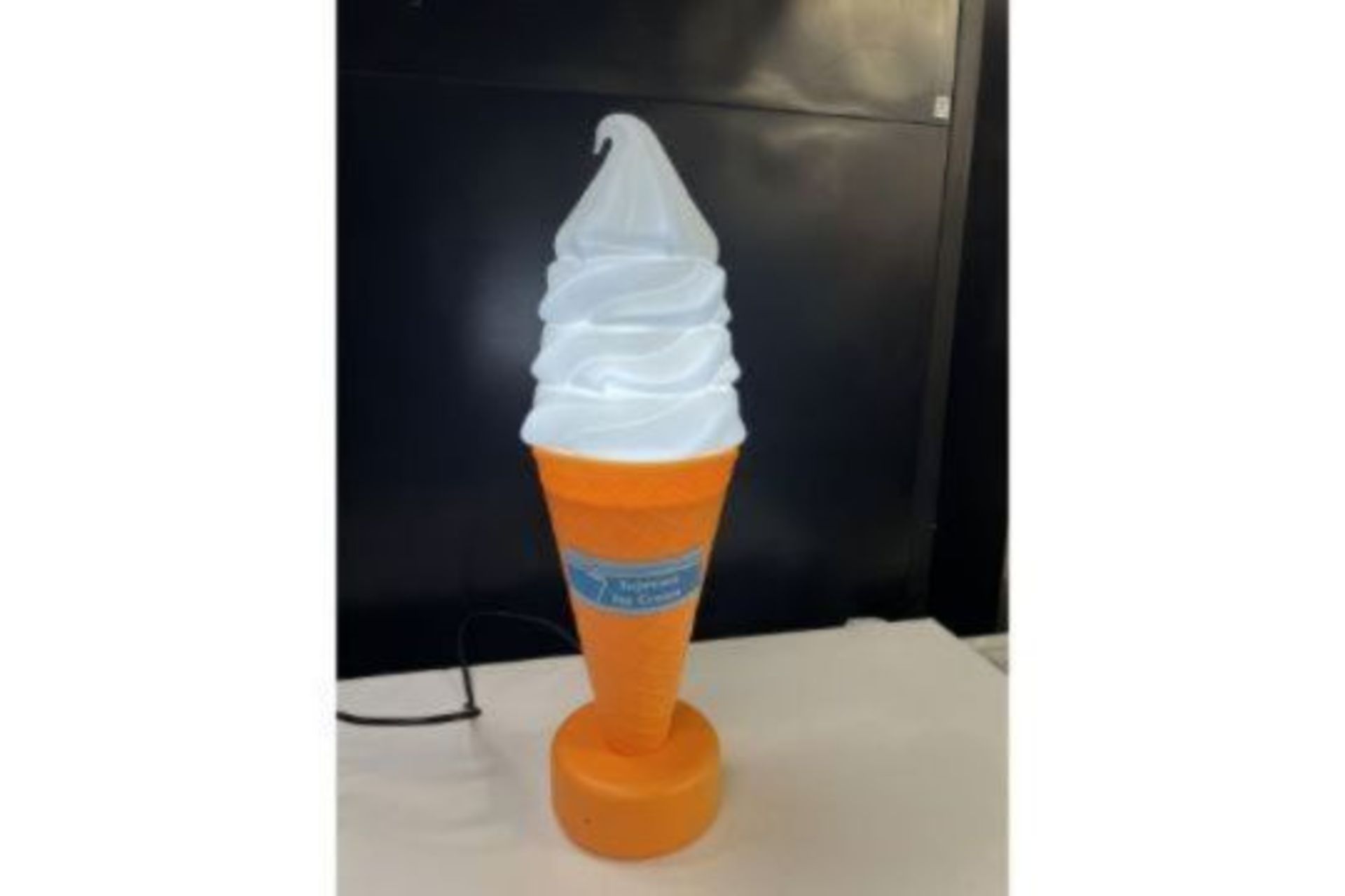 Illuminated ice cream cone display. - Image 6 of 7