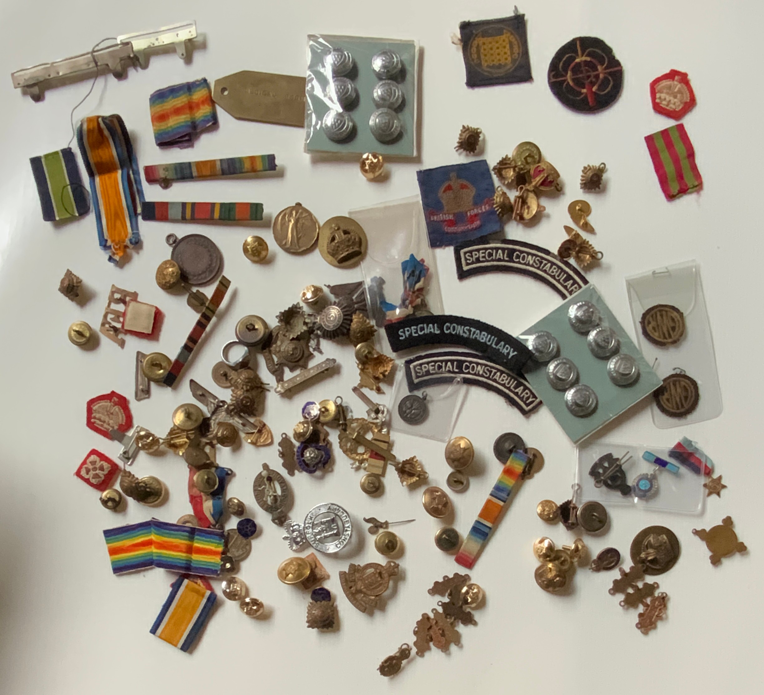 MILITARIA & POLICE. ASSORTED BADGES, BUTTONS, CLOTH INSIGNIA, RIBBONS ETC. 150+ ITEMS