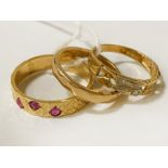 THREE 18CT GOLD RINGS - SIZE R / N - 10.6 GRAMS APPROX