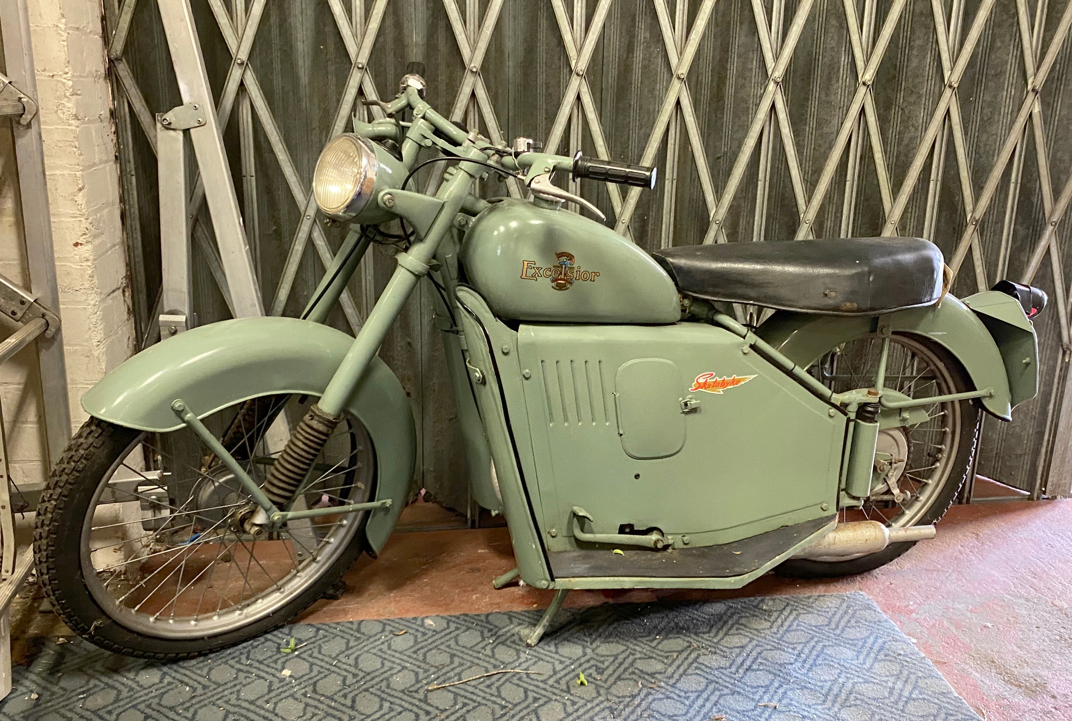 1950'S EXCELSIOR MOTORBIKE, FOUNDED IN COVENTRY, AND MANUFACTURED IN BIRMINGHAM - NEEDS A