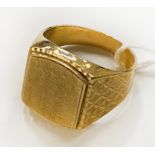 18CT GOLD RING - SIZE S - APPROX 10.4 GRAMS