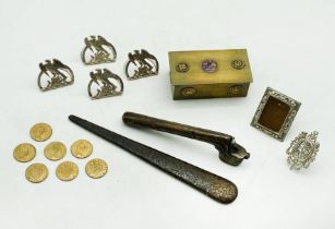 INTERESTING ITEMS LOT TO INCLUDE MENU CARD HOLDERS, SILVER TRAVEL MINIATURE PHOTO FRAMES