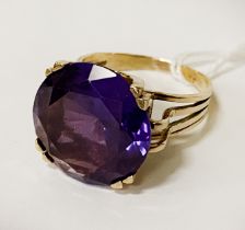 14CT GOLD AMETHYST COCKTAIL RING - SIZE T - 9.8 GRAMS TOTAL APPROX