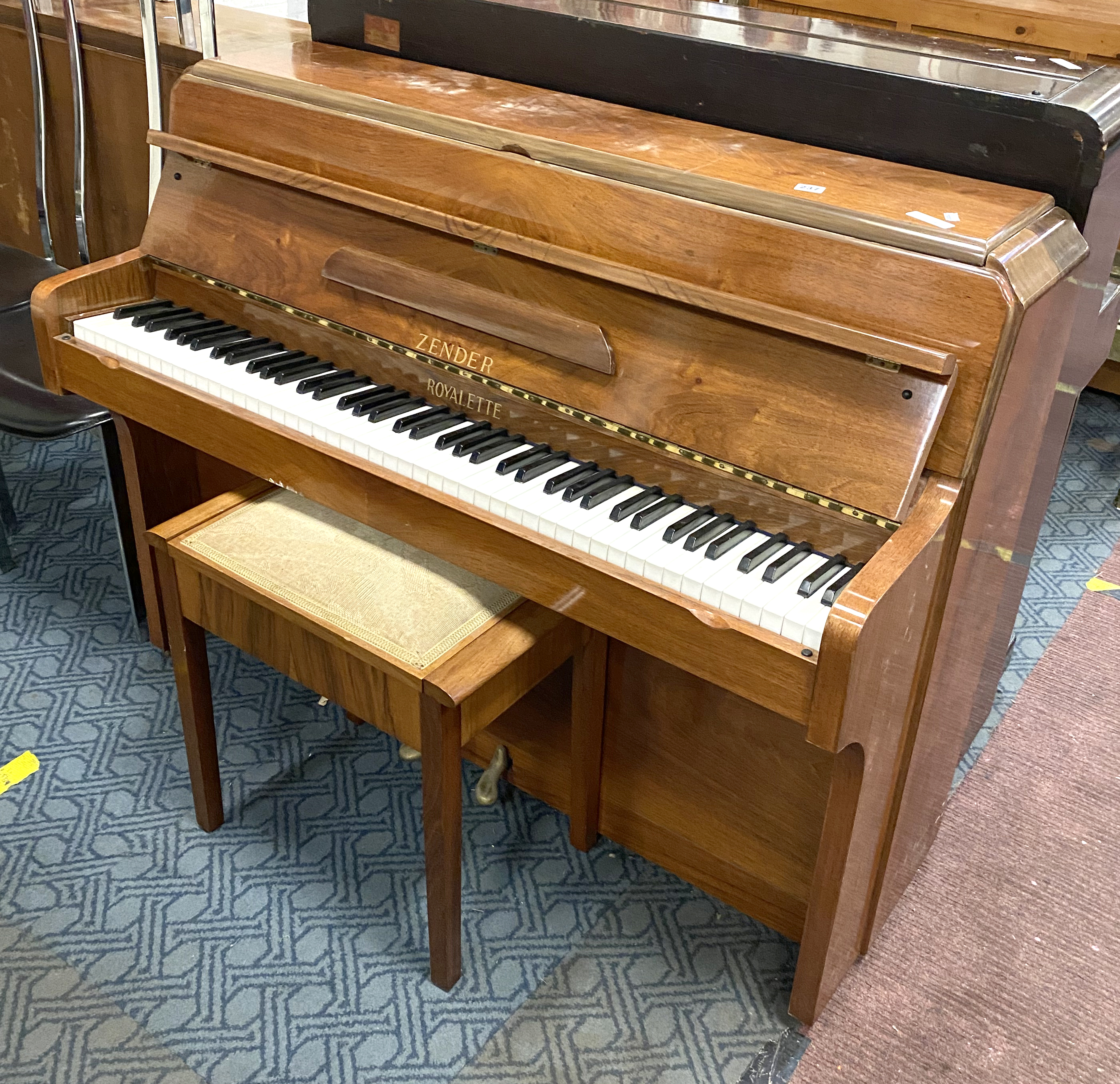 ZENDER UPRIGHT PIANO STOOL