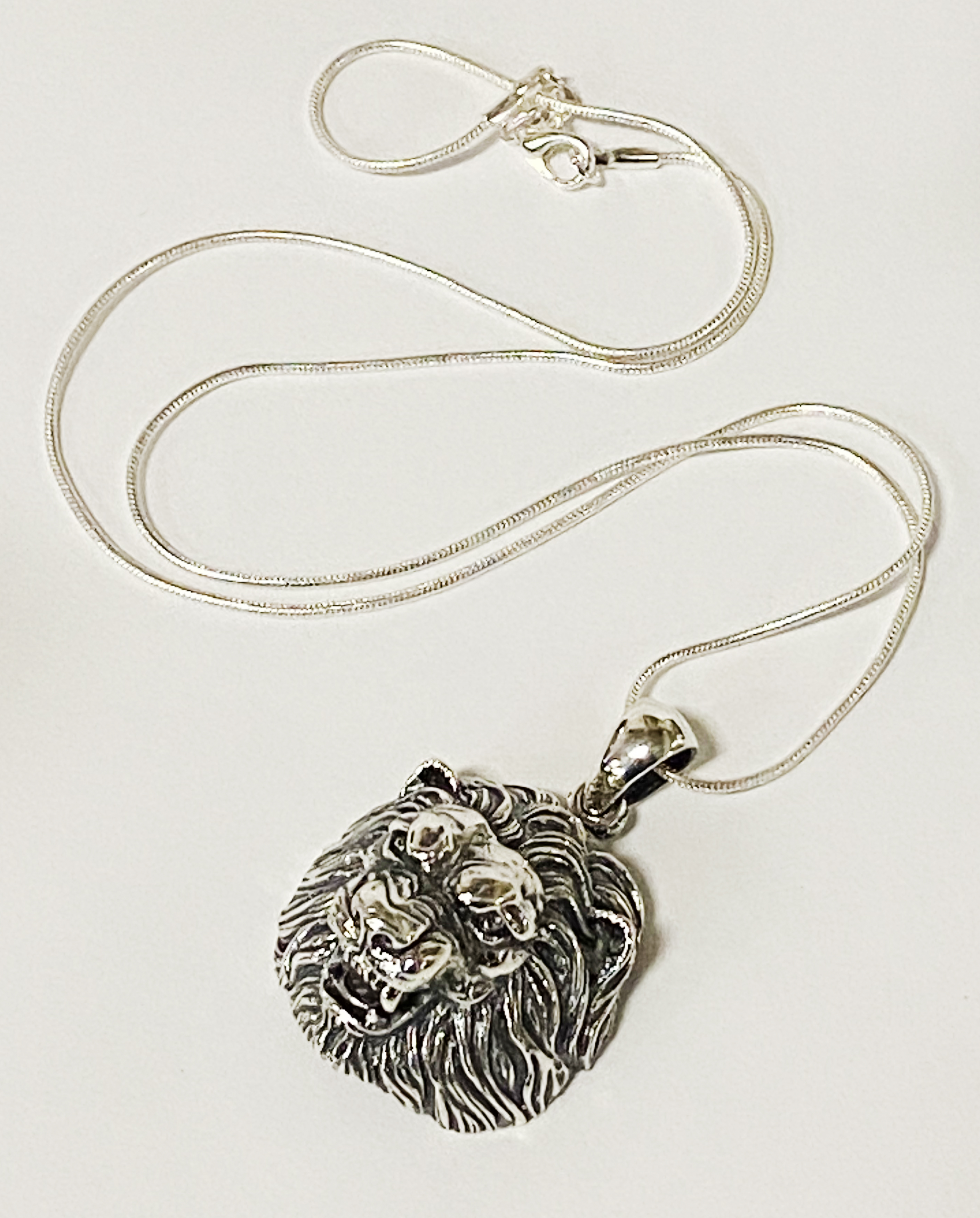 STERLING SILVER LION HEAD PENDANT & CHAIN - 19 GRAMS APPROX