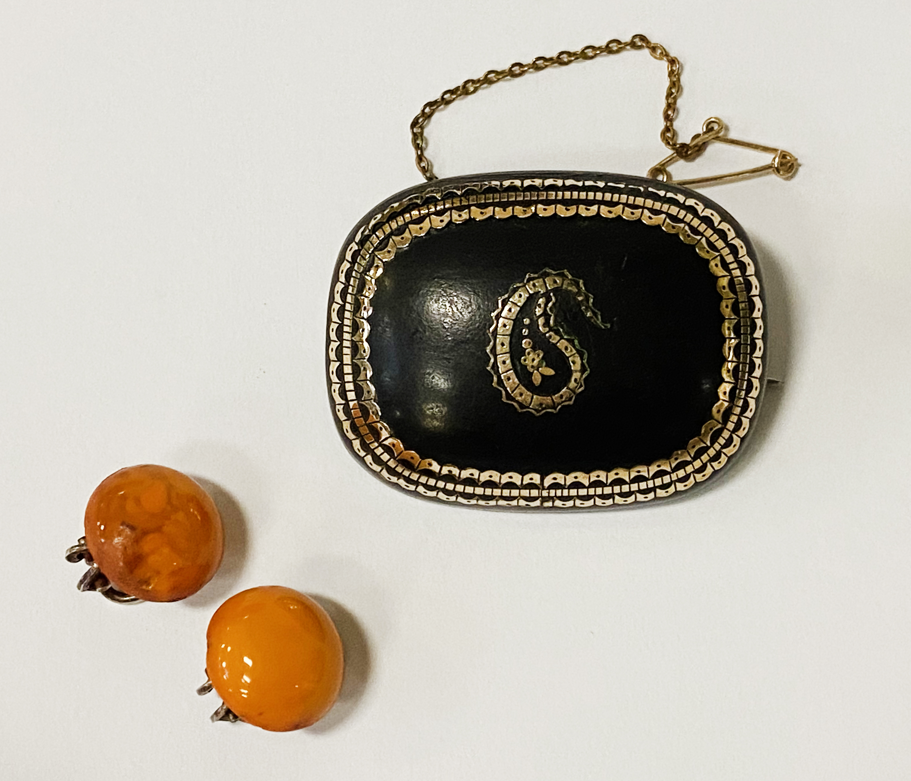 ONYX & GOLD LEAF BROOCH & AMBER STUDS