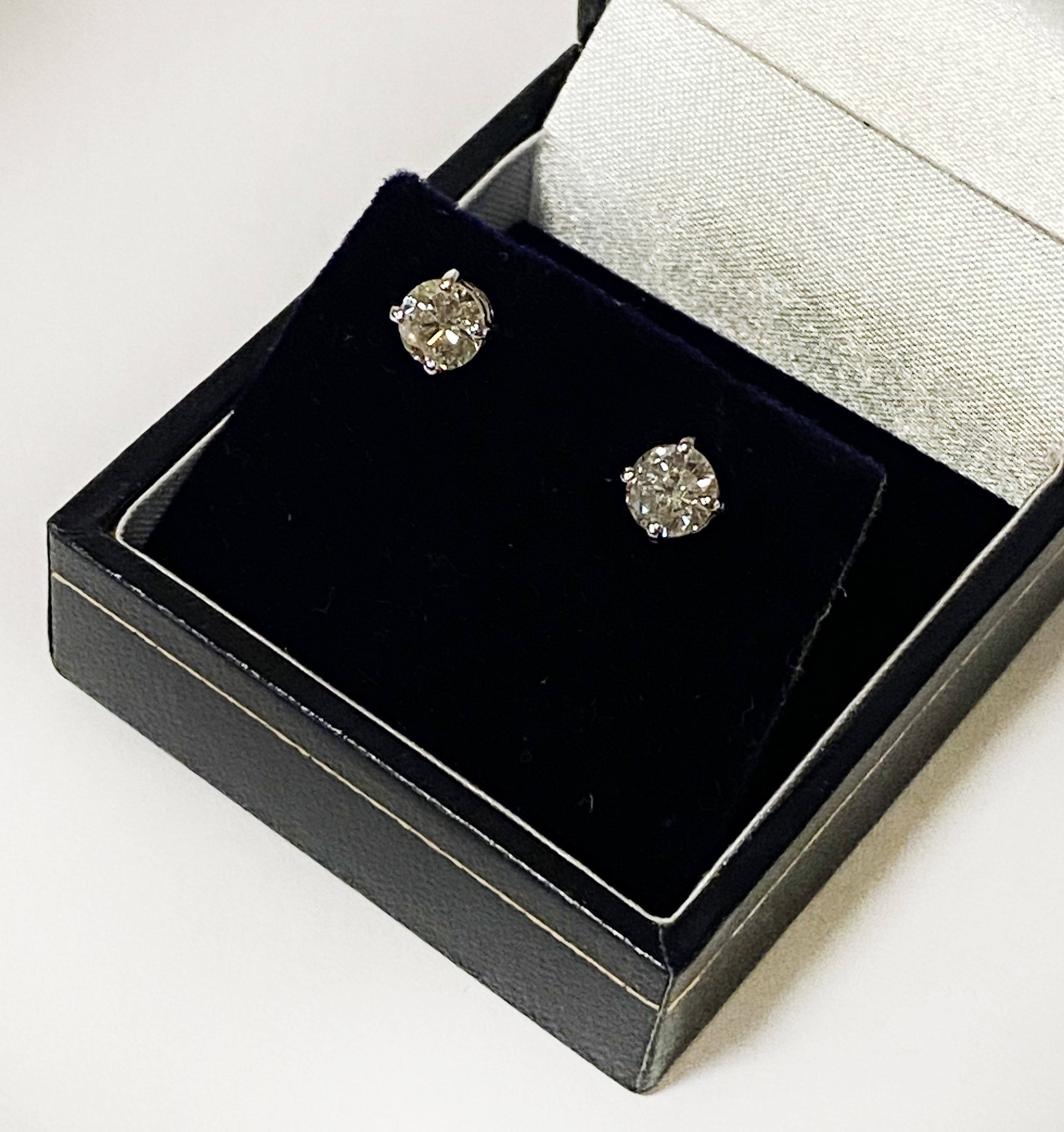 PAIR OF 18 CARAT WHITE GOLD DIAMOND STUD EARRINGS APPROX 0.30 CARAT EACH STONE