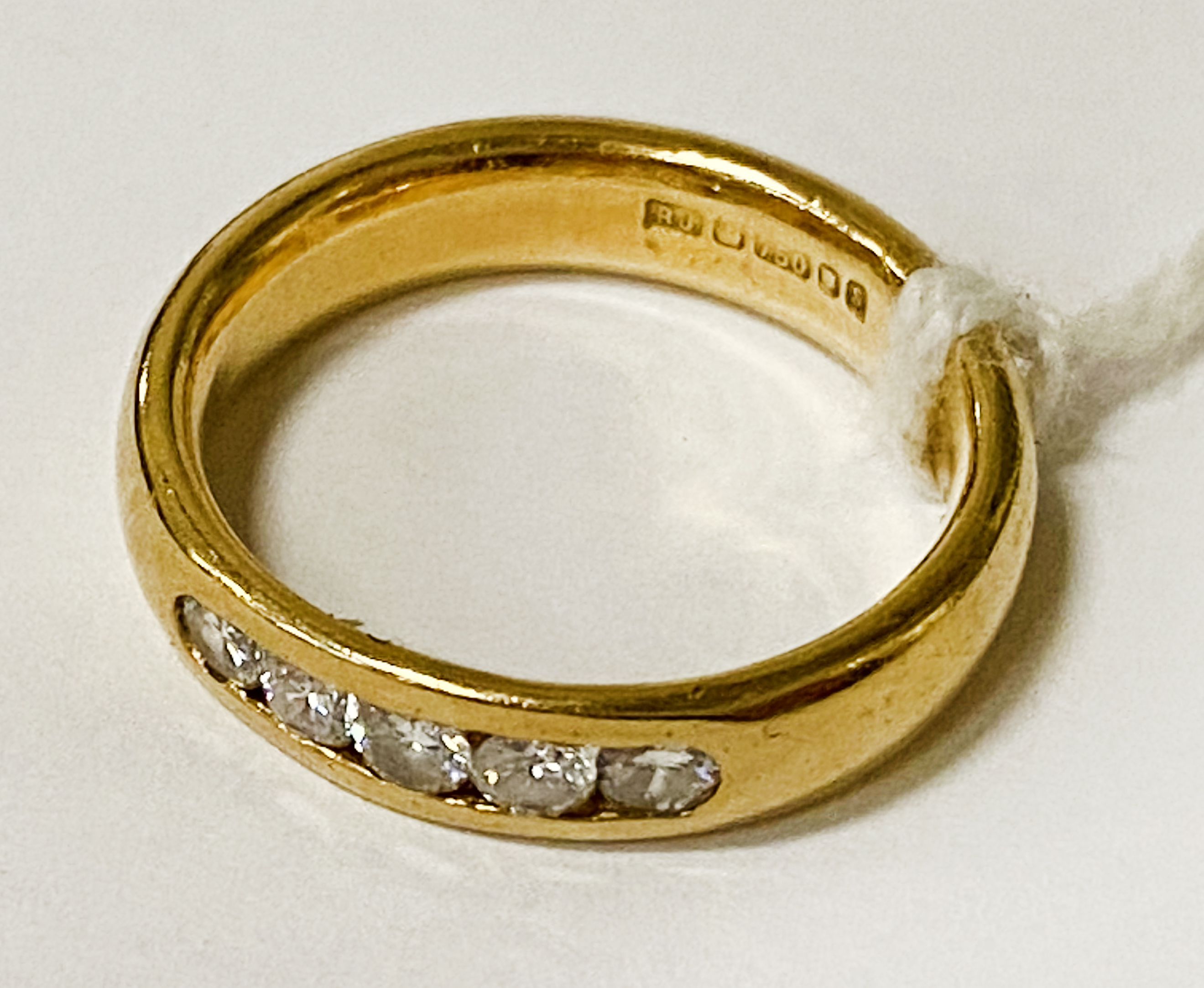 18CT YELLOW GOLD WEDDING BAND 5.1 GRAMS OF GOLD - SET WITH 5 DIAMONDS SIZE I