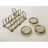 H/M SILVER TOAST RACK & 3 H/M SILVER RIMMED SALTS - 5OZS APPROX