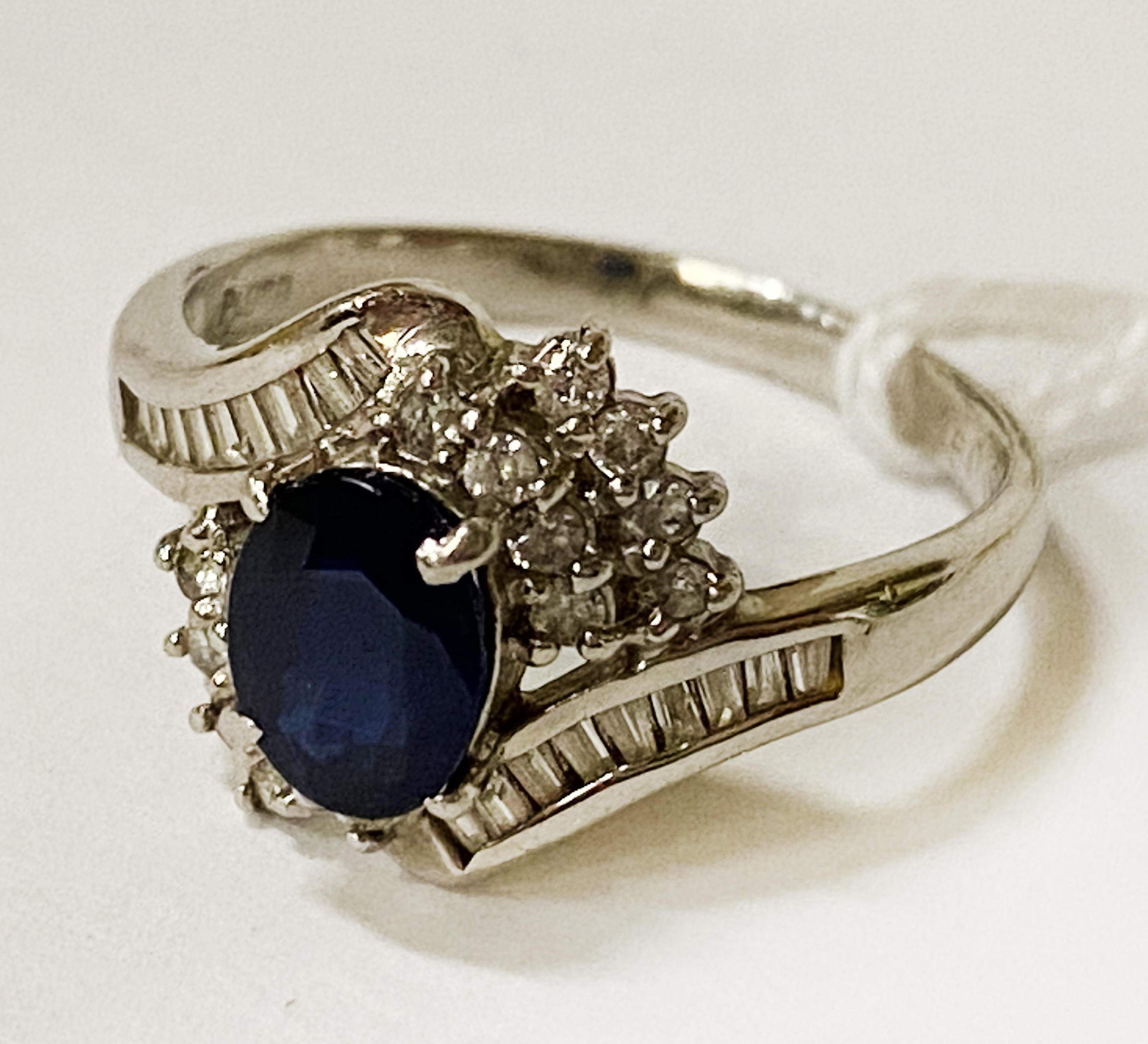 18CT GOLD SAPPHIRE & DIAMOND RING - SIZE N -APPROX 4.6 GRAMS