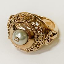 18CT YELLOW GOLD RING WITH SOUTHSEA PEARL & DIAMOND - SIZE L