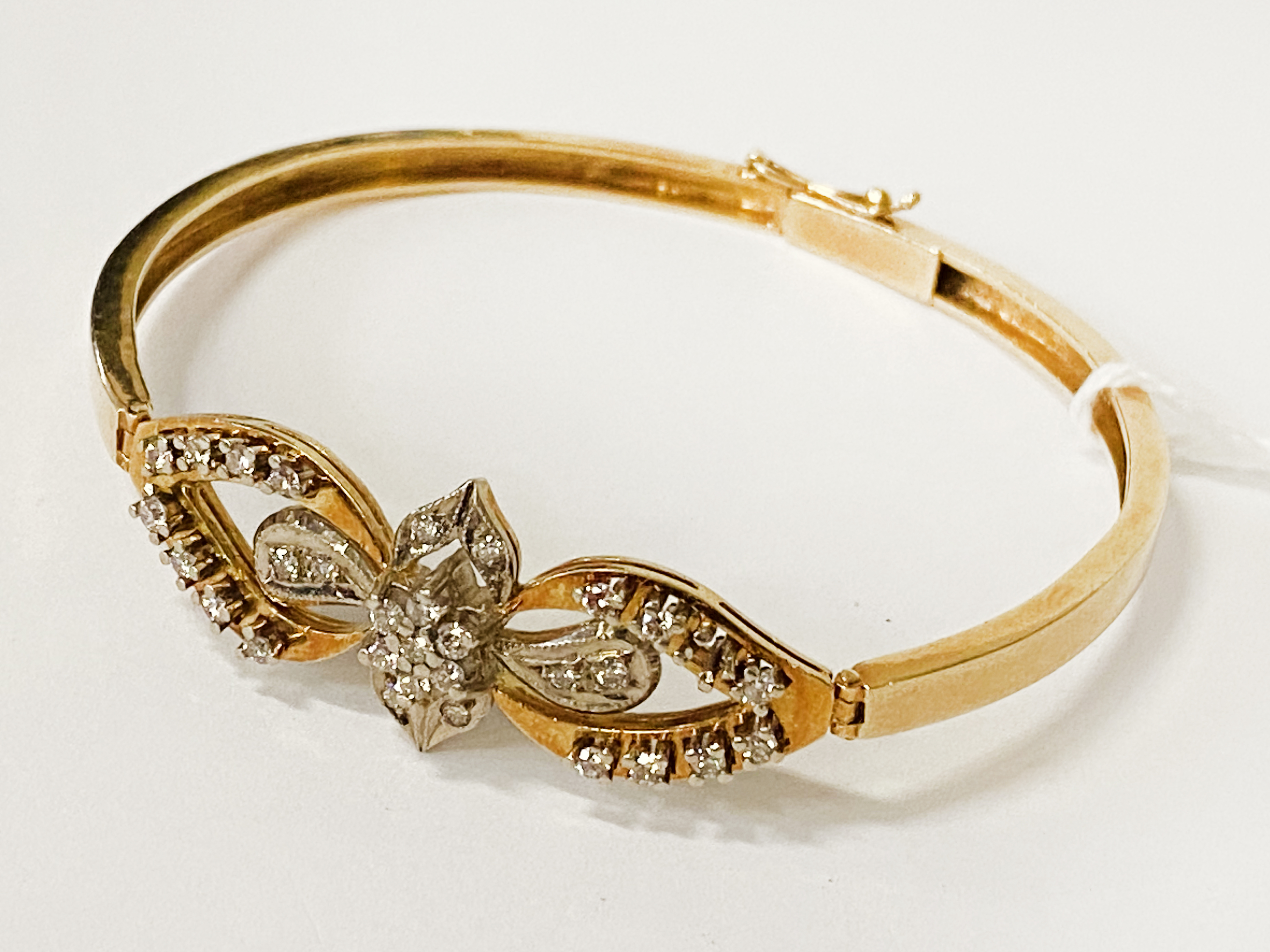 18CT GOLD & DIAMOND BANGLE TOTAL APPROX 1CT - APPROX 17.40 GRAMS