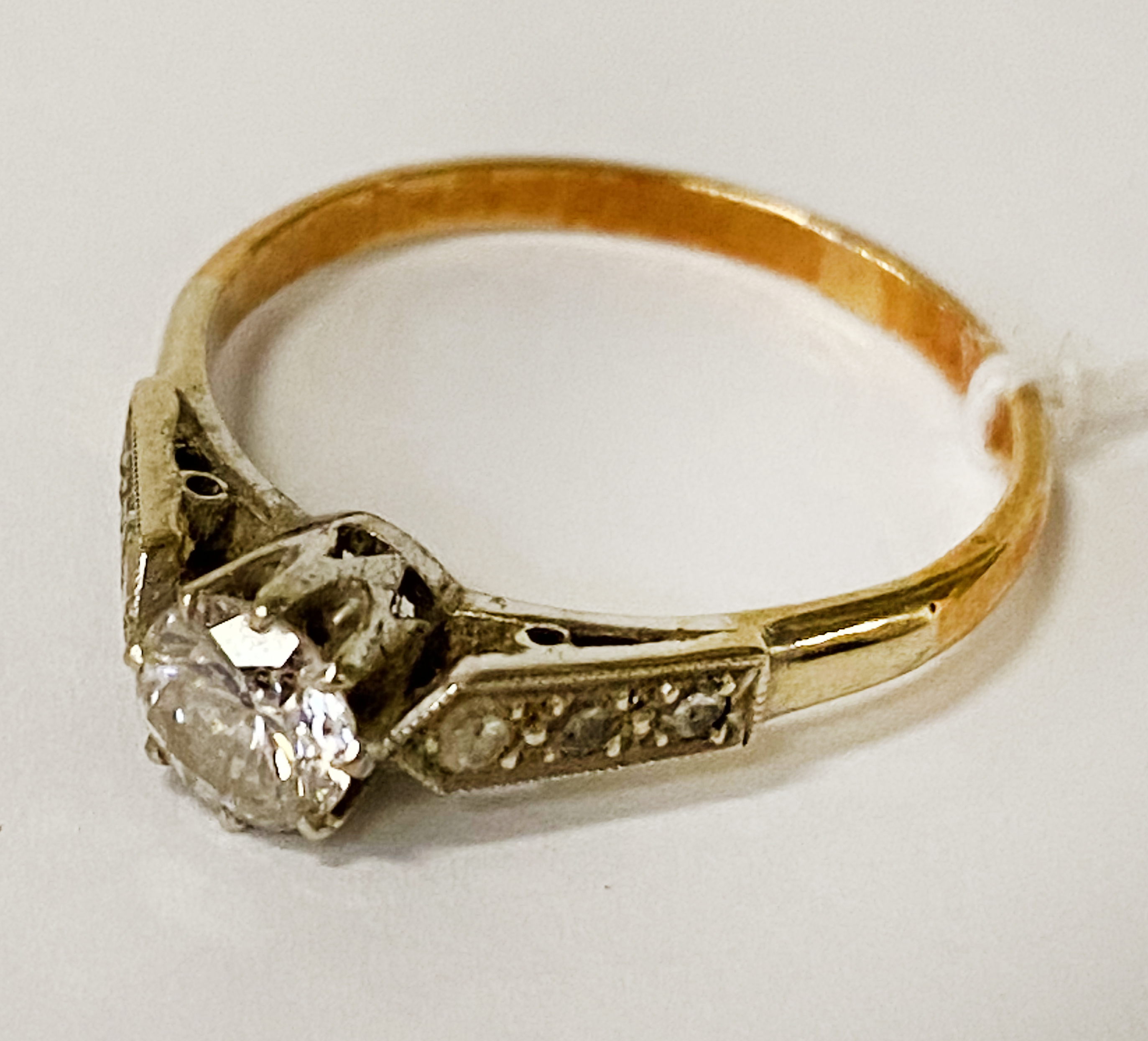 YELLOW GOLD DIAMOND RING CENTRE STONE IS APPROX 0.40CTS WITH 6 SMALL DIAMONDS TO GTHE SIDE SIZE P/Q