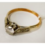 YELLOW GOLD DIAMOND RING CENTRE STONE IS APPROX 0.40CTS WITH 6 SMALL DIAMONDS TO GTHE SIDE SIZE P/Q