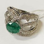 18CT GOLD DIAMOND & EMERALD RING - APPROX 14 GRAMS SIZE O