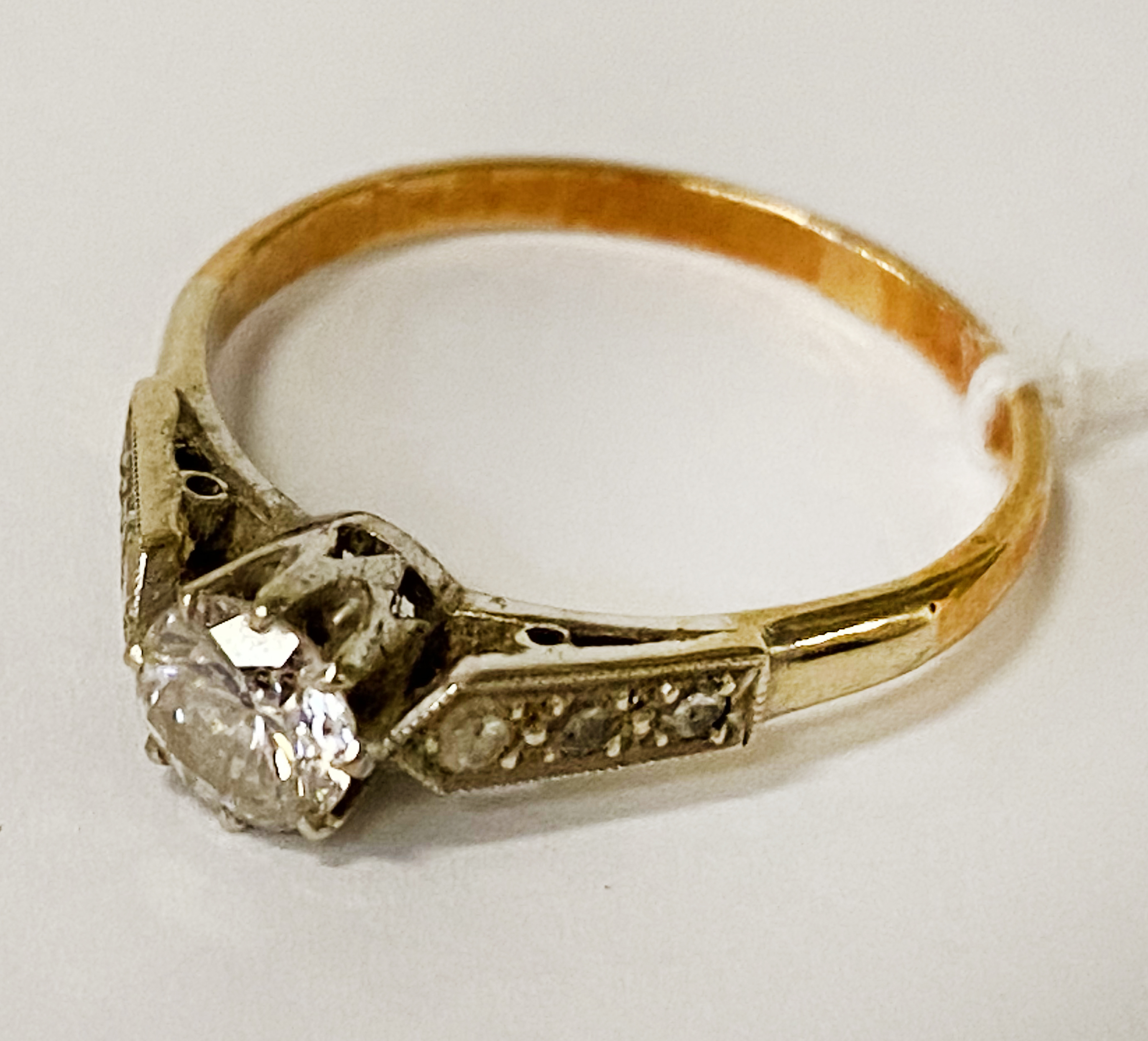 YELLOW GOLD DIAMOND RING CENTRE STONE IS APPROX 0.40CTS WITH 6 SMALL DIAMONDS TO THE SIDE SIZE P/Q