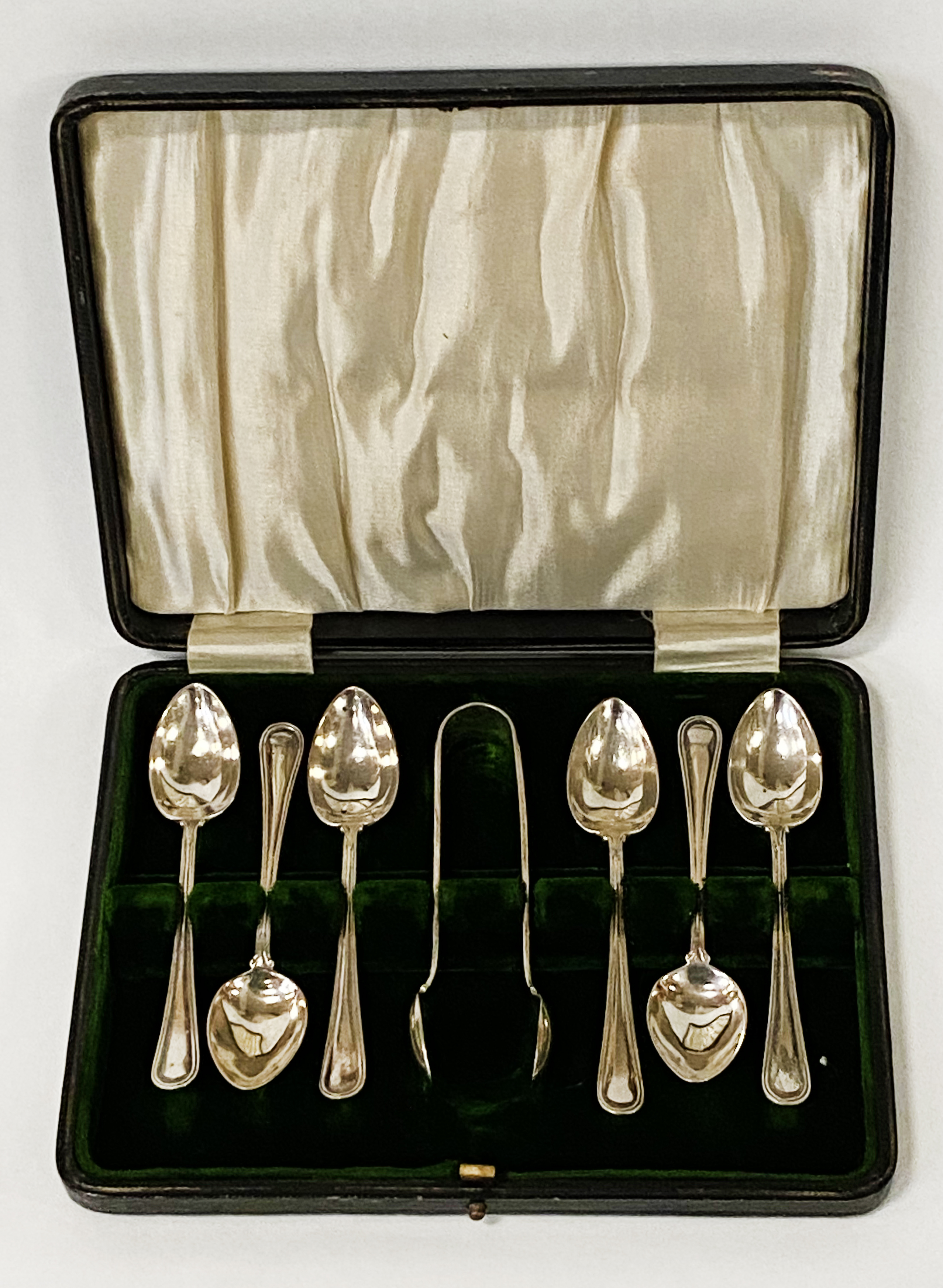 CASED SET OF HM SILVER SPOONS & TONGS - 106 GRAMS