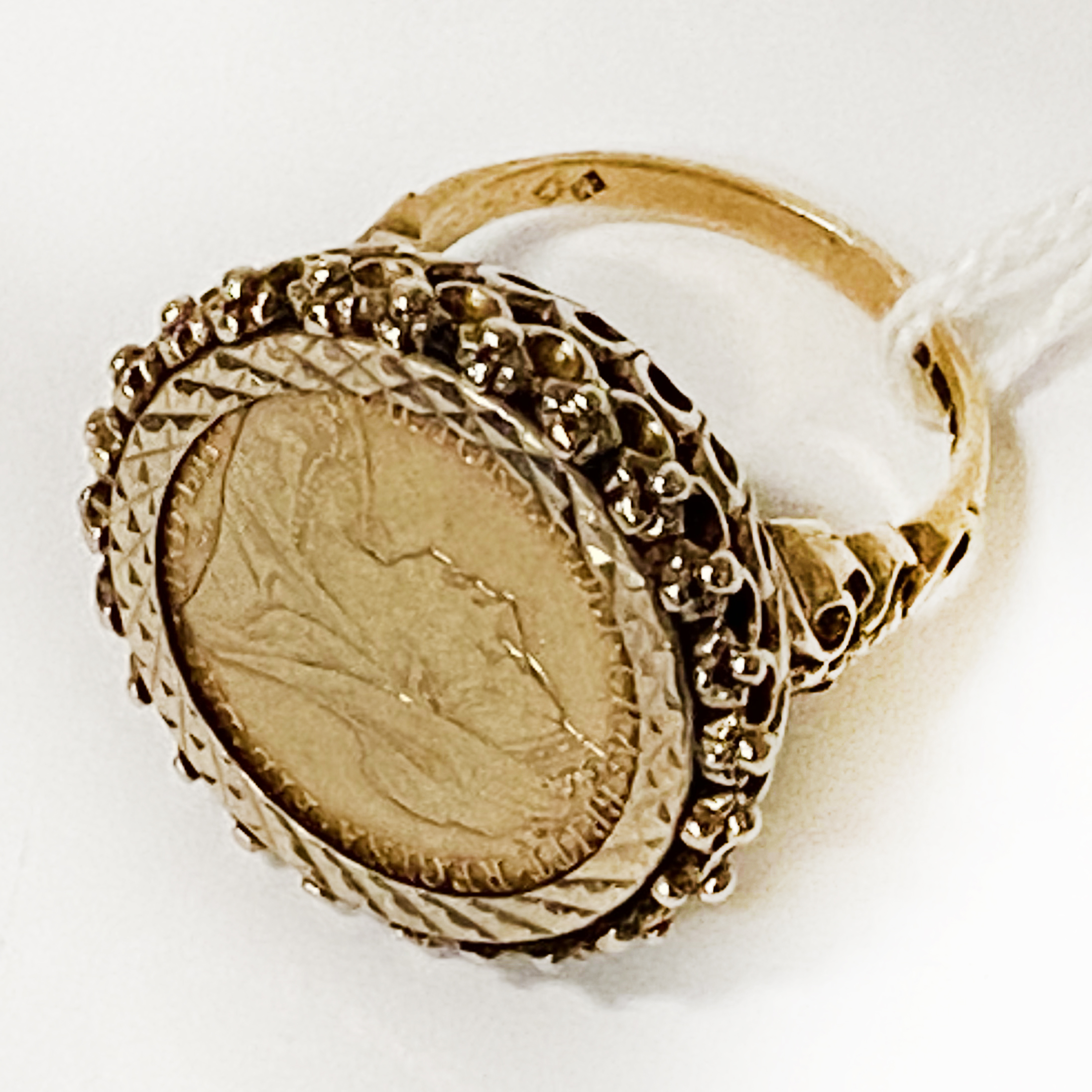 HALF SOVEREIGN GENTS RING - SIZE N - 10.5 GRAMS