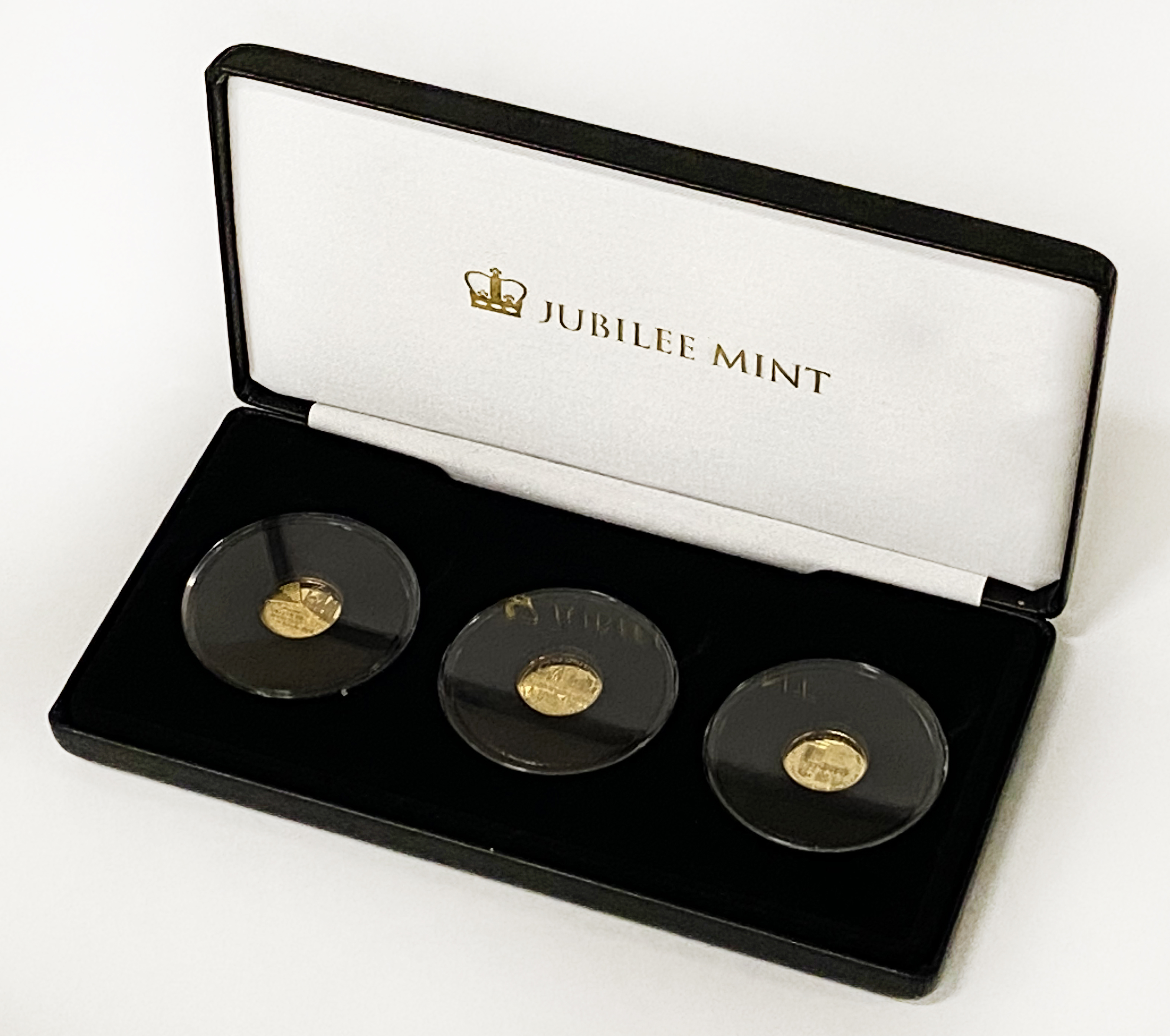 CASED SET OF THREE ONE-EIGHTH SOVEREIGNS (TOTAL WEIGHT APPROX. 3 GRAMS)