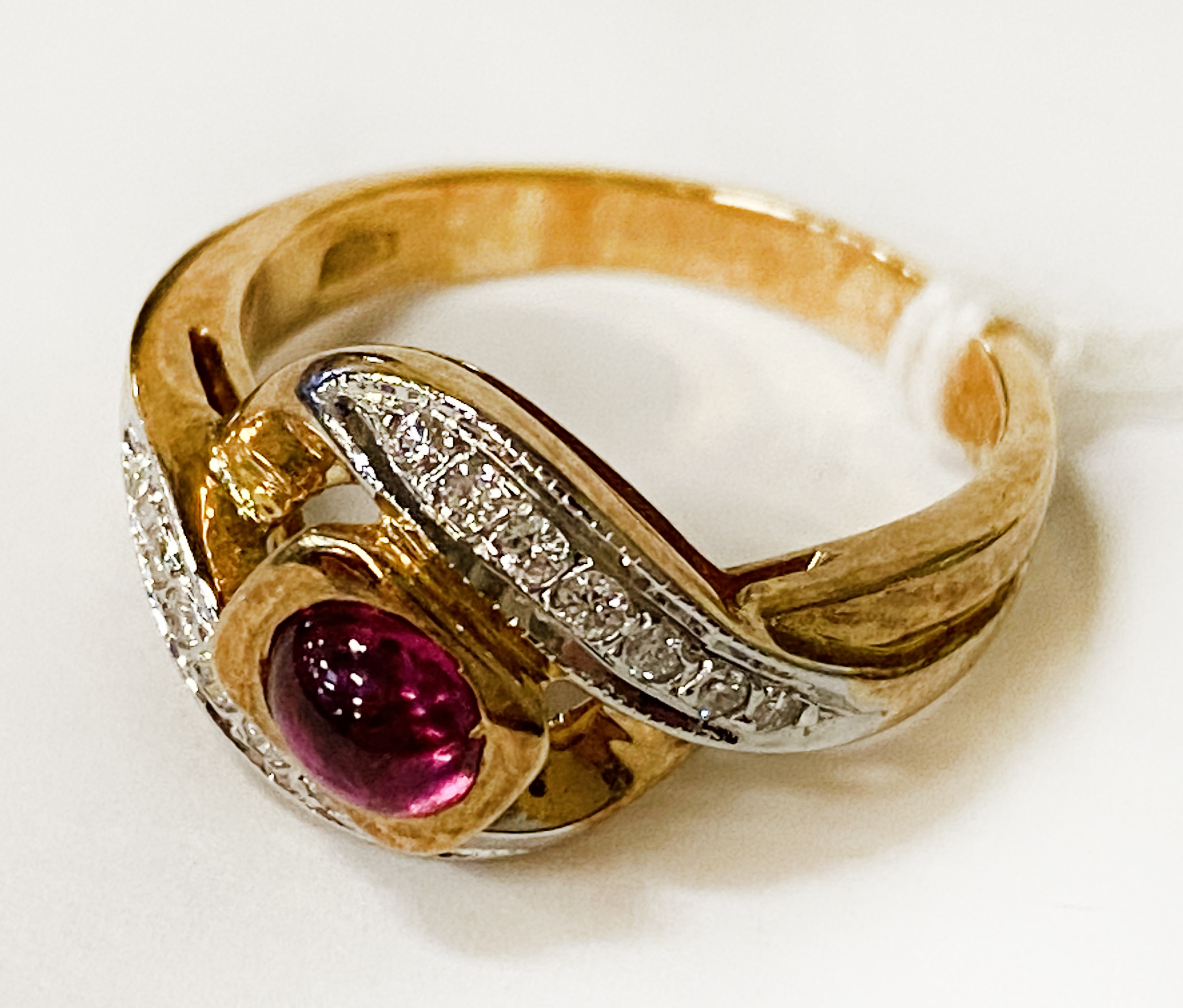 18CT YELLOW GOLD DIAMOND & CABOUCHON RUBY RING - SIZE K