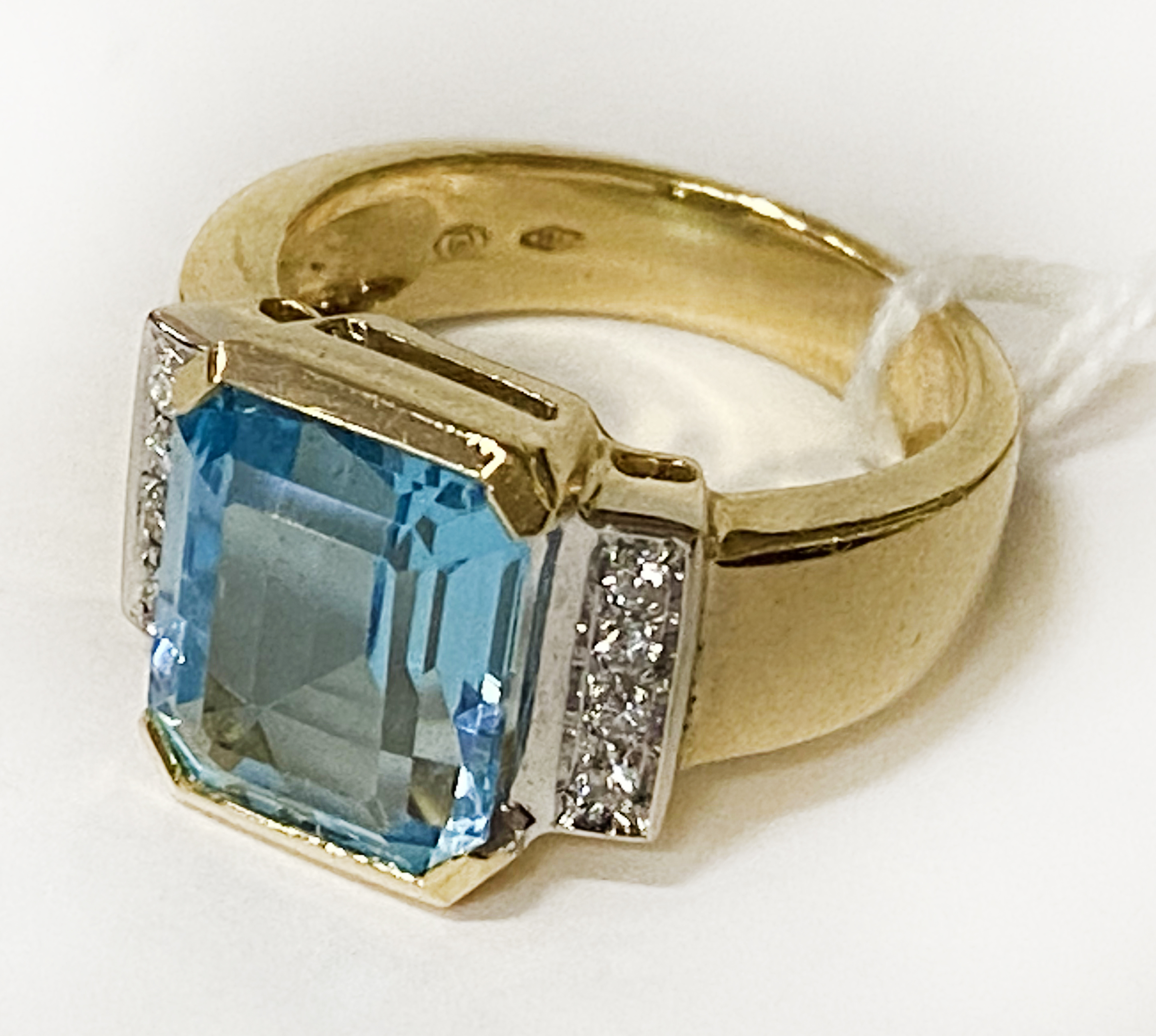 18CT YELLOW GOLD NATURAL TOPAZ RING - APPROX 10.93G - SIZE N