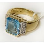 18CT YELLOW GOLD NATURAL TOPAZ RING - APPROX 10.93G - SIZE N