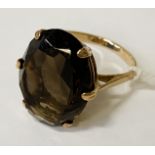 9CT GOLD SMOKEY QUARTZ RING -SIZE R/S - APPROX 5.9 GRAMS