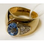 18CT GOLD DRESS RING WITH BLUE GEMSTONE - APPROX 11 GRAMS