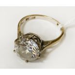 18CT GOLD RING WITH WHITE STONE - SIZE L/M - APPROX 4.8 TOTAL WEIGHT