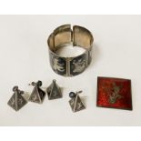 SIAM THAI SILVER HALLMARKED TORTOISESHELL BRACELET WITH TWO PAIRS OF EARRINGS WITH AN ENAMELLED SIAM